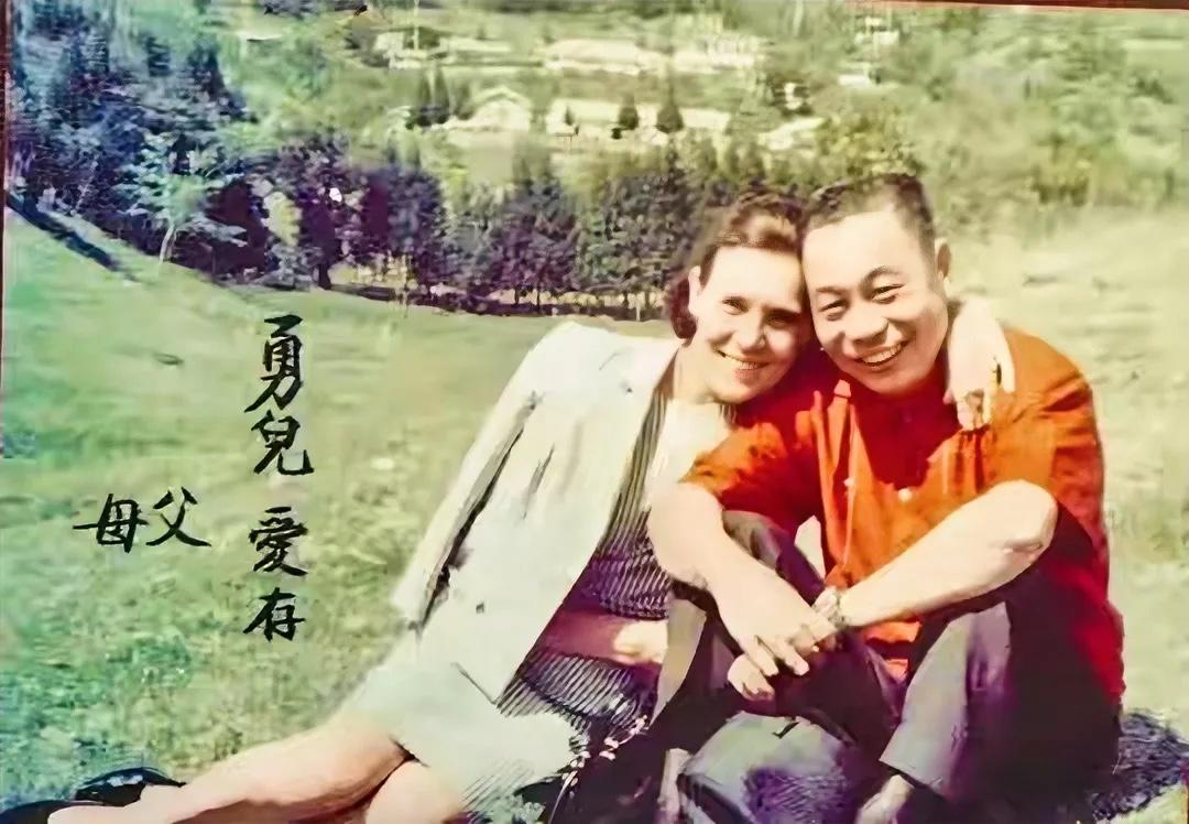 50年代初，蒋经国和夫人蒋方良出游时的一张留影，夫妻俩人坐在草坪上，照片标注着赠