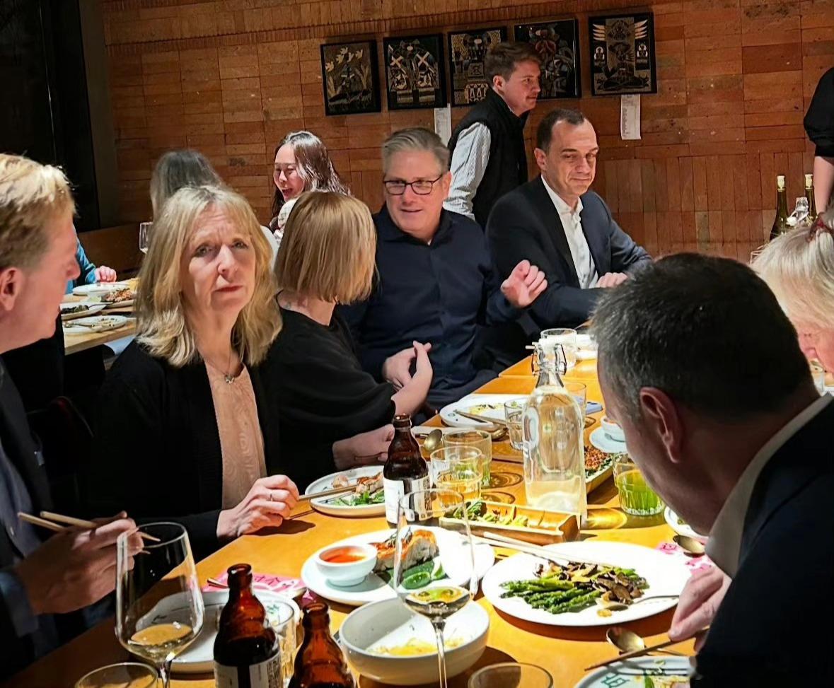 斯塔默等在京下馆子吃云南菜。