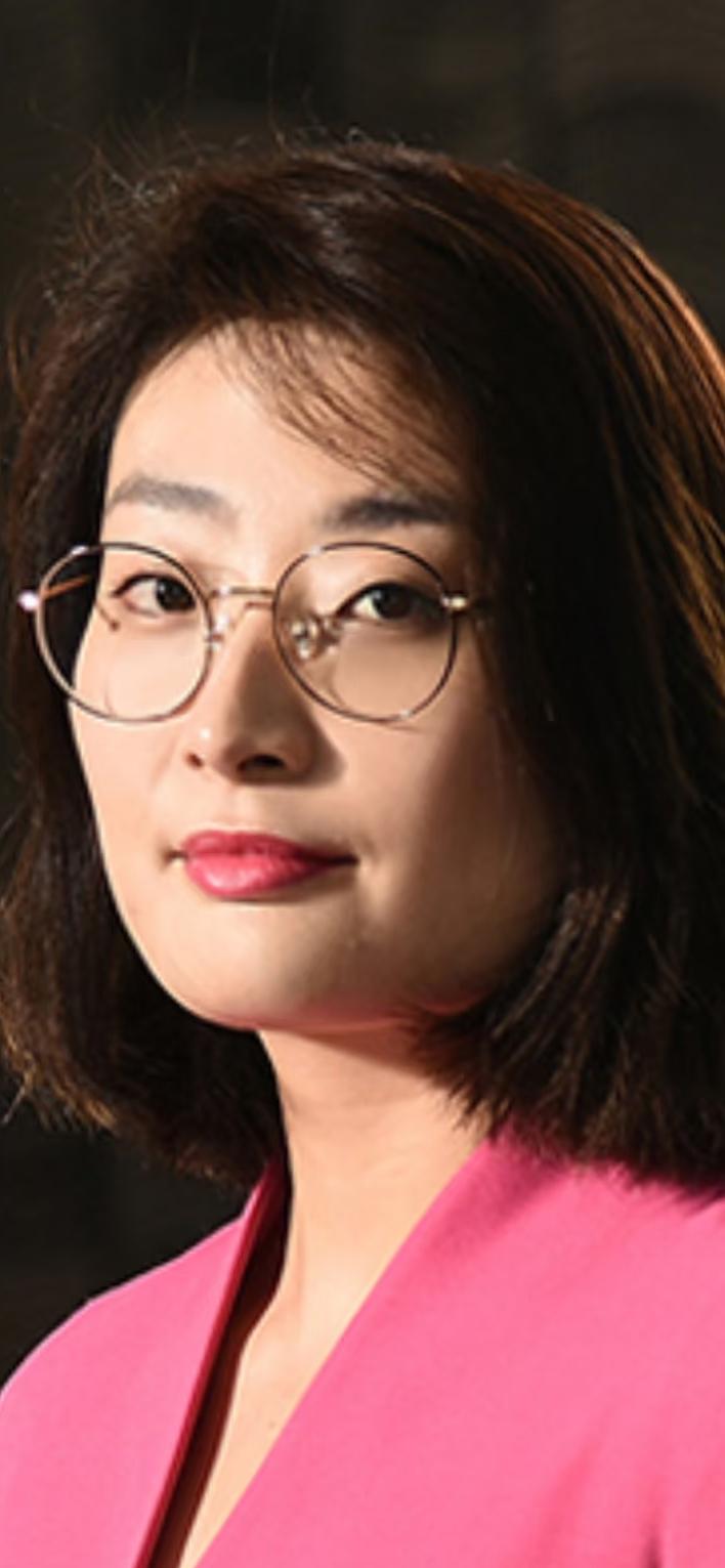 43岁的宗馥莉，早该给所有纠结“女人该活成什么样”的人敲个警钟。不是因为千