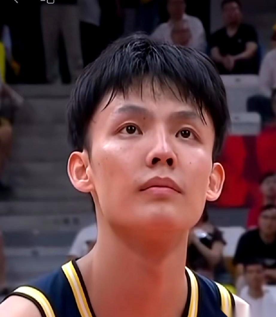 说到下赛季的广东宏远，现在网上的唱衰声，已经快把球馆顶棚掀翻了。有人直接撂下狠