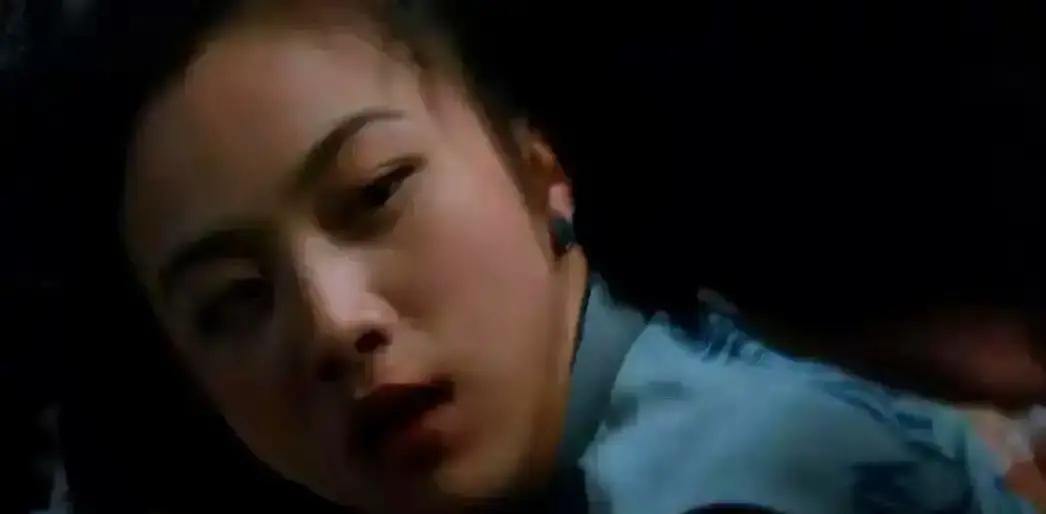 汤唯18年前那段旗袍店试衣戏被翻出来，一个眼神从怯到狠，网友直接封神。李安当