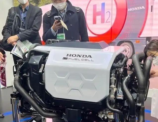 日本最先研究出了氢能电池，于是日本申请了上千个专利，独家生产，等着躺着挣钱，结果