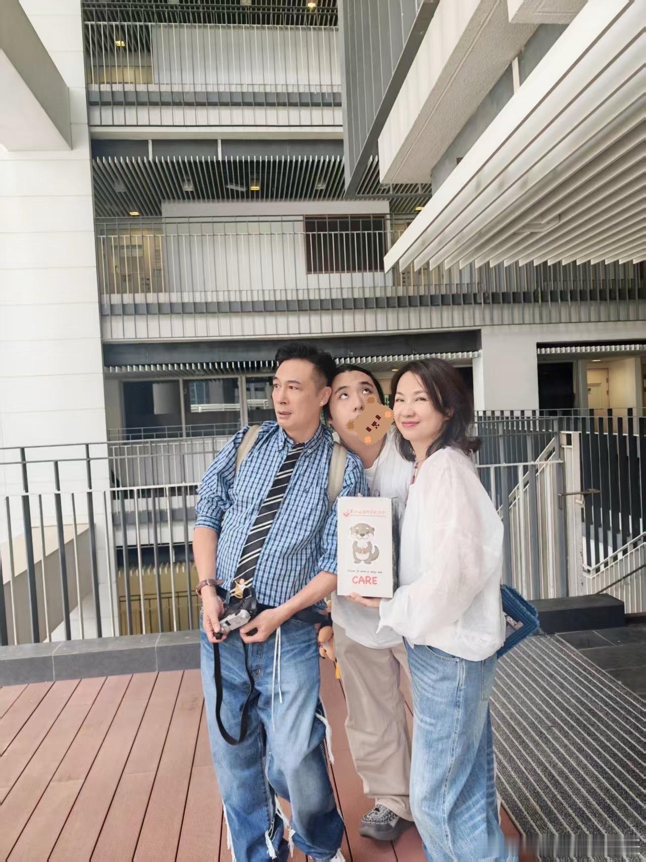 费曼晒高中毕业照费曼自曝被同学霸凌费曼晒高中毕业照，自曝被同学霸凌，厕所夹手指