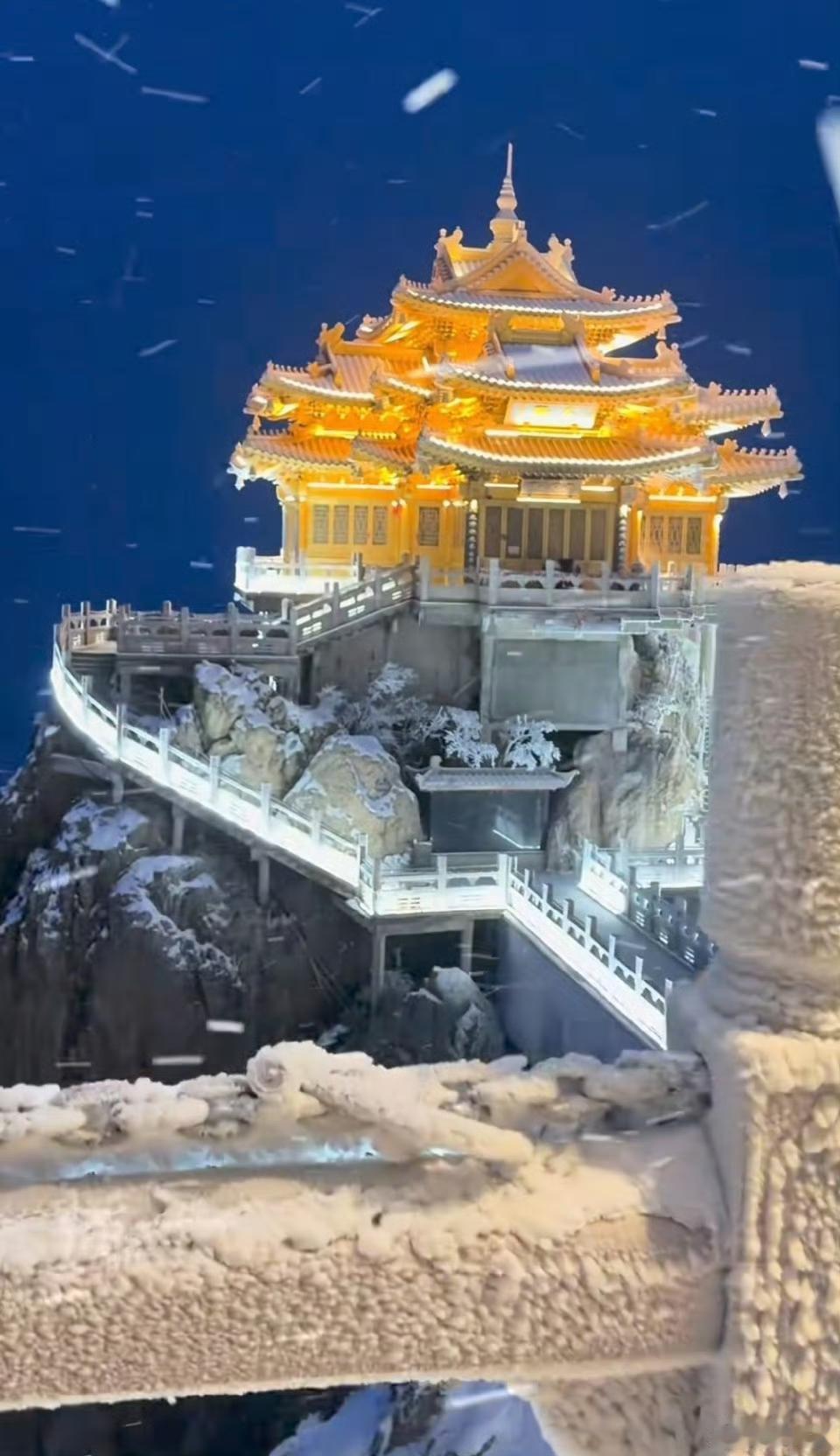 河南多地飘起鹅毛大雪的视频刷屏了！郑州、洛阳、三门峡的高海拔山区银装素裹，嵩山站