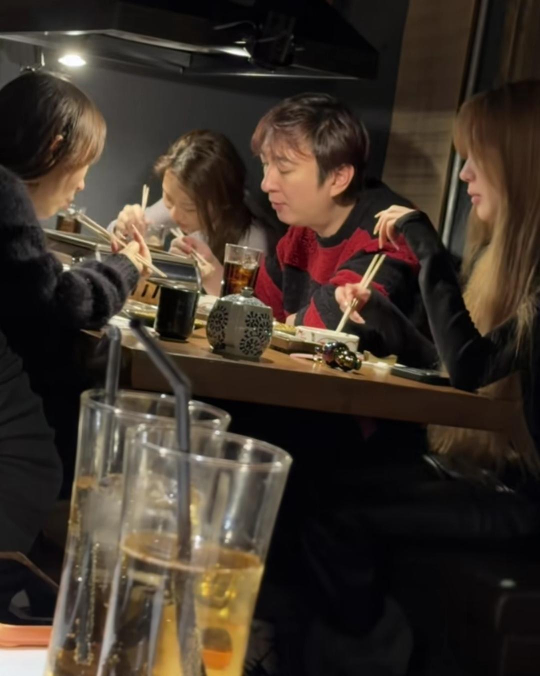 12月12日，网友分享了王思聪吃饭的场景，在户外滑了一天雪后，进了小木屋吃饭。