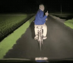 夜晚，一骑行男子为了享受后车的灯光迟迟不肯让道，小车的喇叭声激起了他的怒火，他一