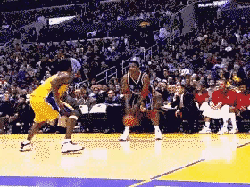 巅峰弗朗西斯单打科比这一幕我看了无数遍了，越看越发现，科比的防守脚步真的是太扎实