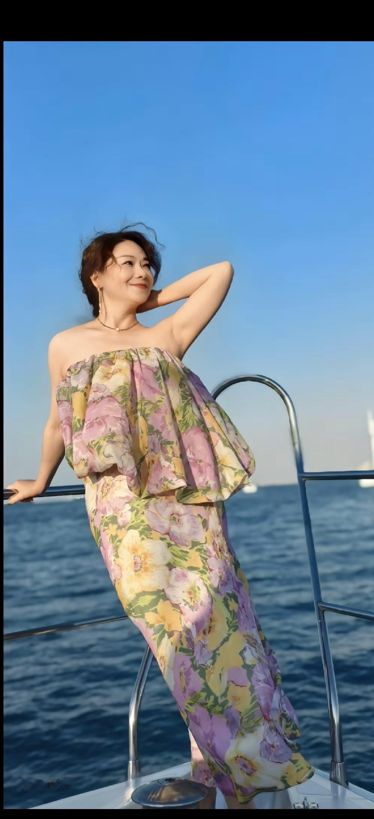 四月，槐花香弥漫。小时候，村西干渠的槐花开得热闹，母亲她们会绑着镰刀去捋似开非开