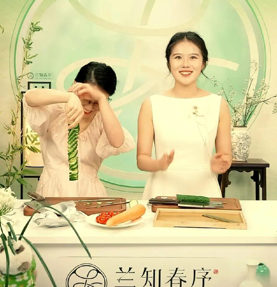长江后浪推前浪，美女果然吸引力大！萧萧和真真双播，差不多是4万人在线。但卖的