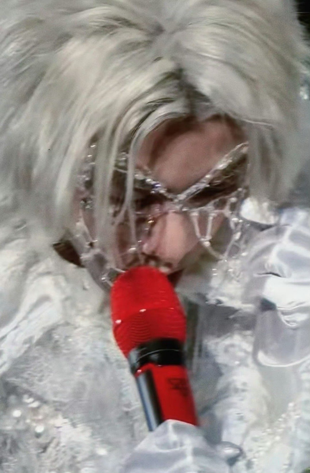 华晨宇蝴蝶脸链这条脸链，像是从华晨宇的音乐世界里自然生长出来的。钻石的清冷光芒