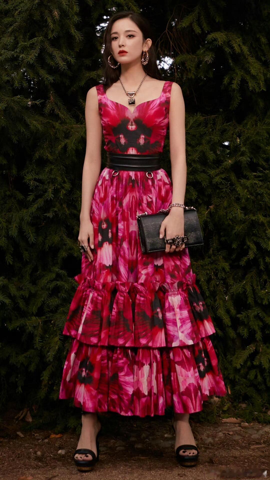 娜扎古力娜扎，夜色下的红玫瑰。不胖不瘦，这种大花裙也只有娜扎能够驾驭。娜扎｜