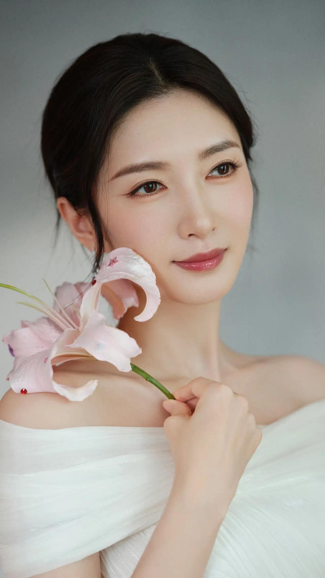 美女壁纸～江疏影，白纱为衣，光影为诗。江疏影一袭一字肩褶皱婚纱，搭配碎钻耳饰，