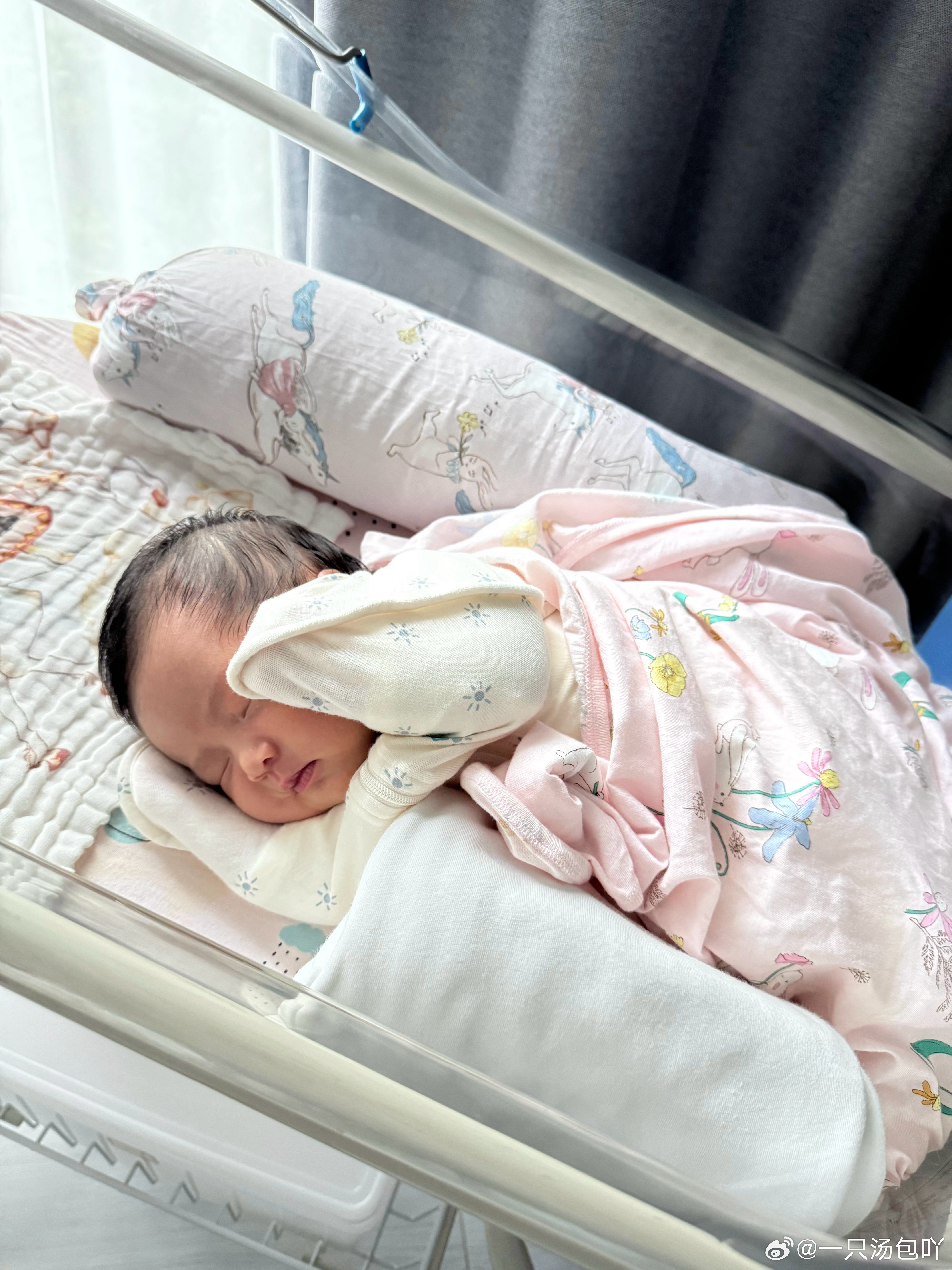 生娃前以为混合喂养就是晚上喂奶粉可以睡整觉生娃后才知道只要喂母乳就得三小时起来一