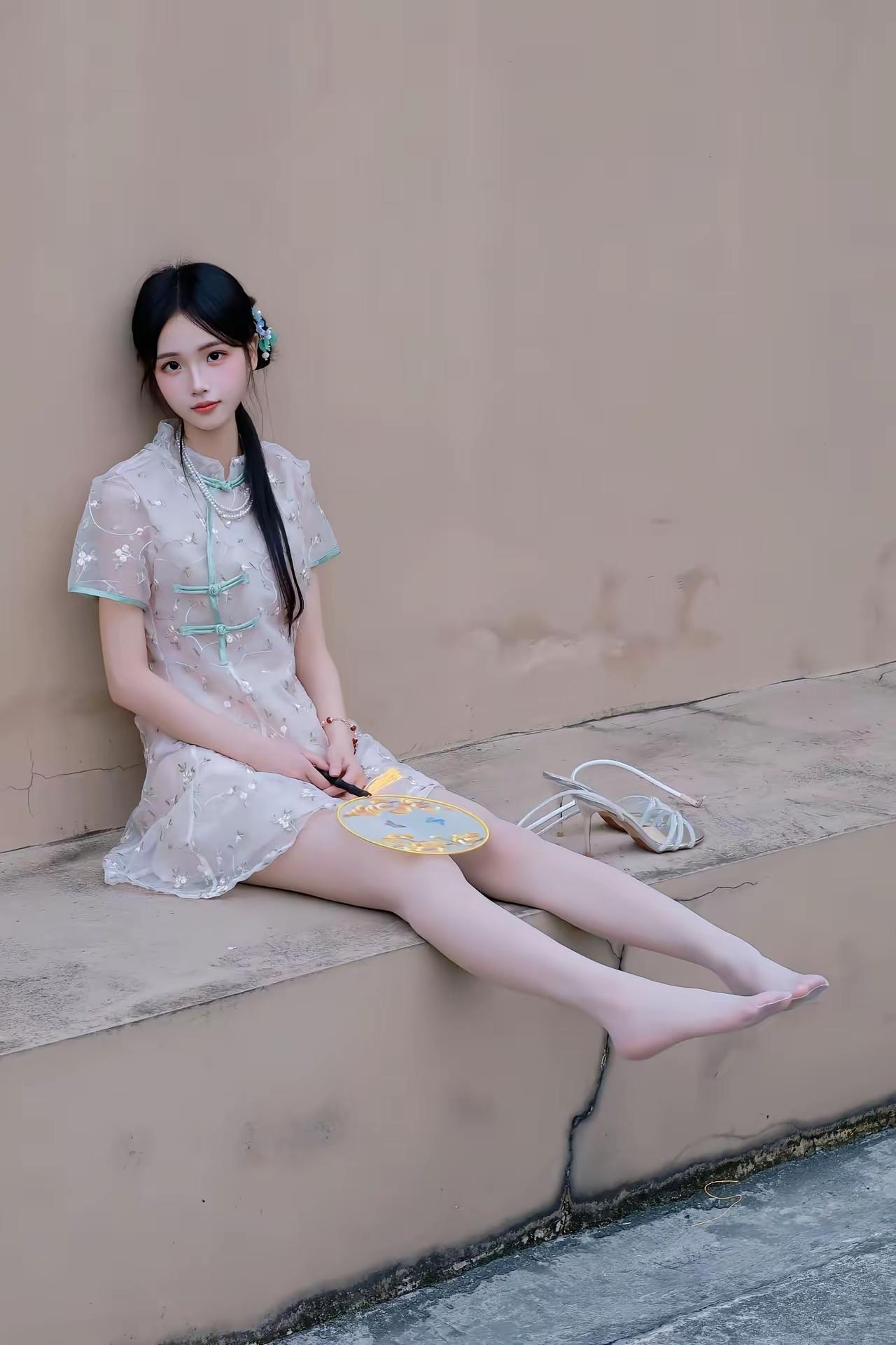 古风少女，静坐墙边，手持团扇，悠然自得。人这一辈子，什么最值钱说起来,下午茶的