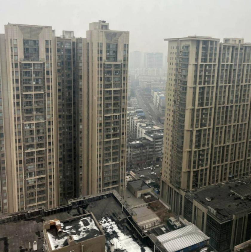 刚才那个做投资的朋友给我透了个底，听得我后背发凉：他说现在只要房子还没过户，赶紧