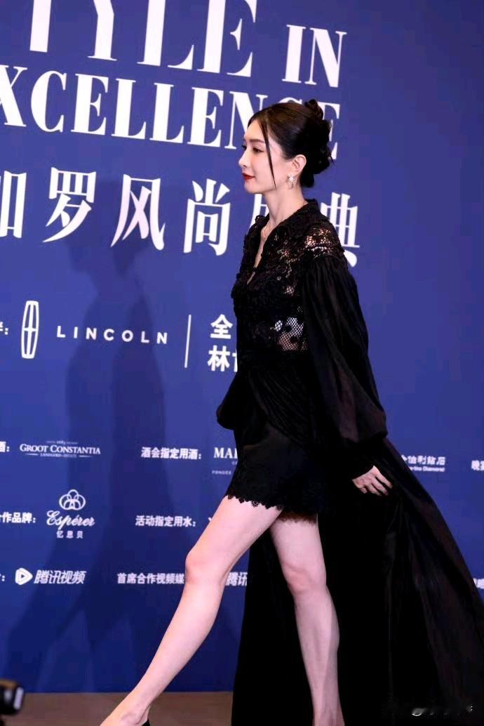 舞台上的江疏影，自信优雅，气场全开。尽显成熟稳重之美！