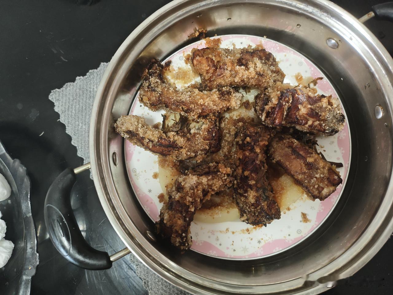 我结婚时候拍了一套婚纱照，在我家摆着，我婆婆来看见了，就把水杯气的摔了，说我糟蹋