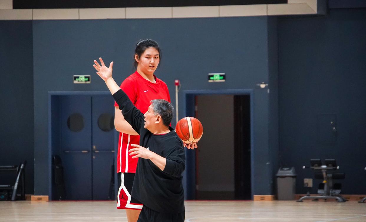 今晚将有一场载入WCBA史册的比赛！即身高226公分的张子宇第一场职业比赛正