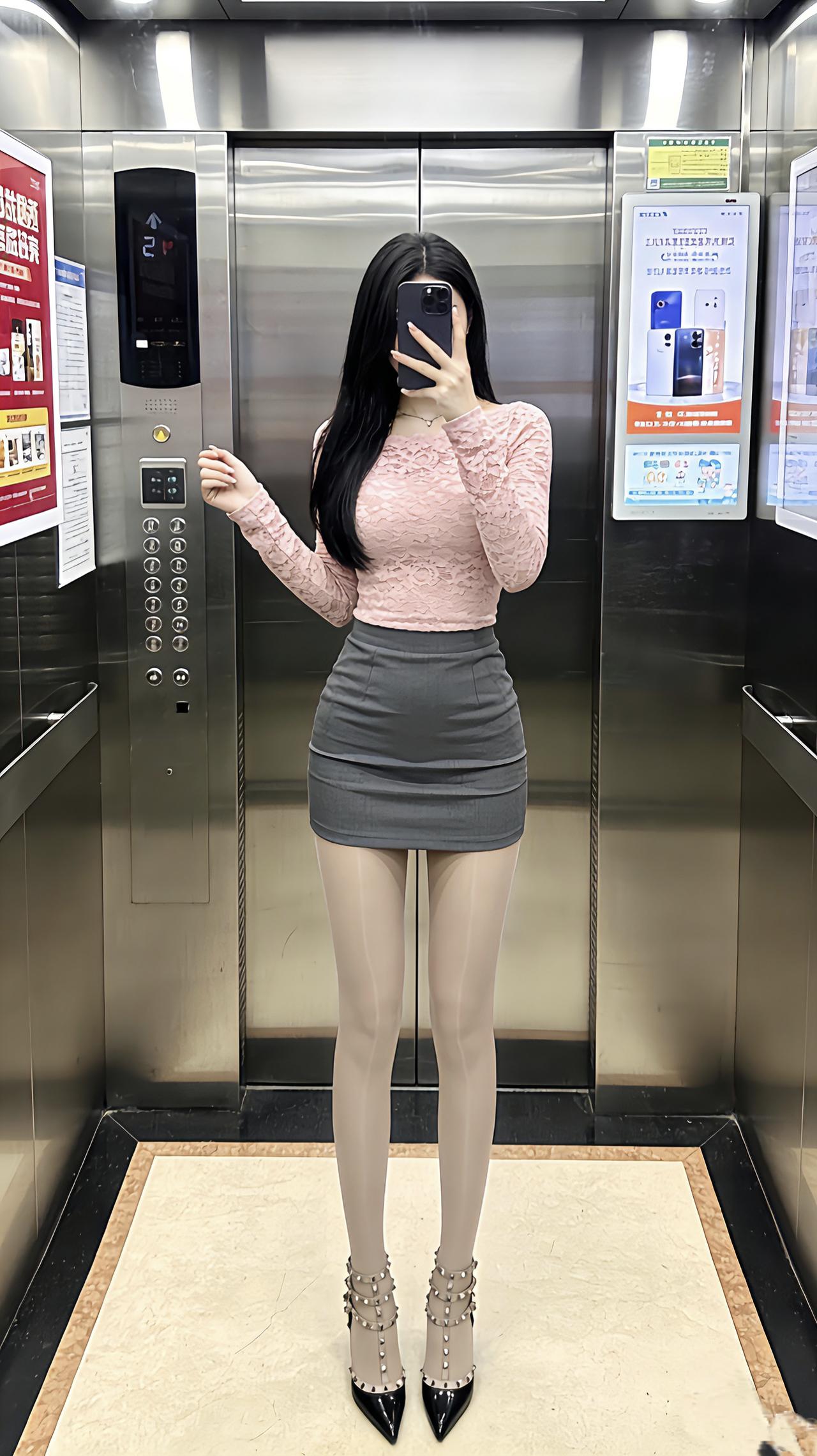 去约会了。在电梯间里，粉蕾丝衫裹着柔雾感，搭灰包臀裙又添了份利落的辣～铆钉高跟鞋