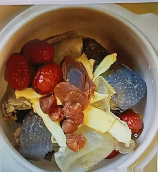 女人真别太节俭啦，多吃这四种食物补雌激素，皮肤更有弹性。香菇堪称隐藏外挂，哈佛