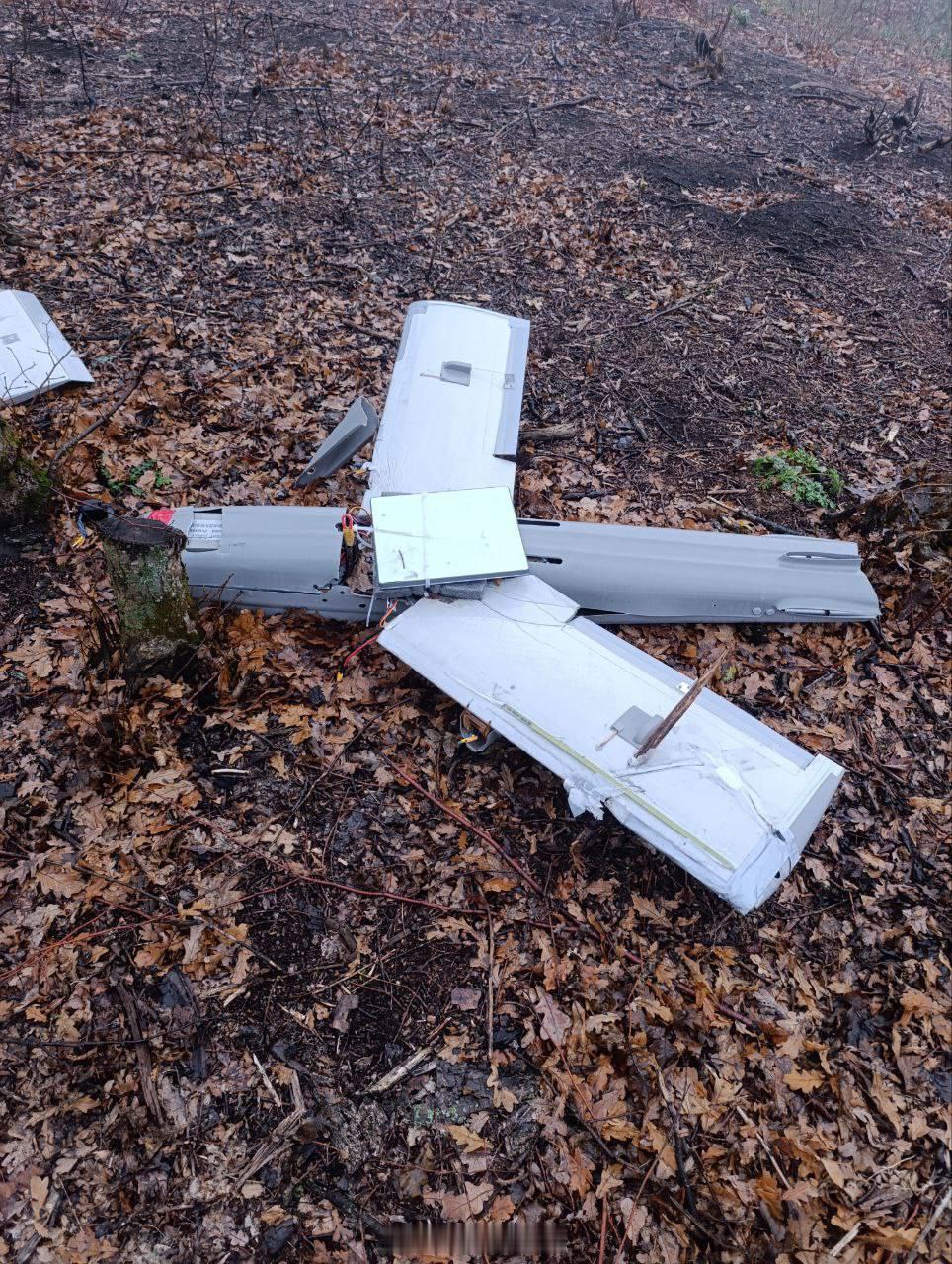 乌方消息源乌克兰通信专家“闪电”称，俄罗斯军队已开始在侦察无人机上使用星链。