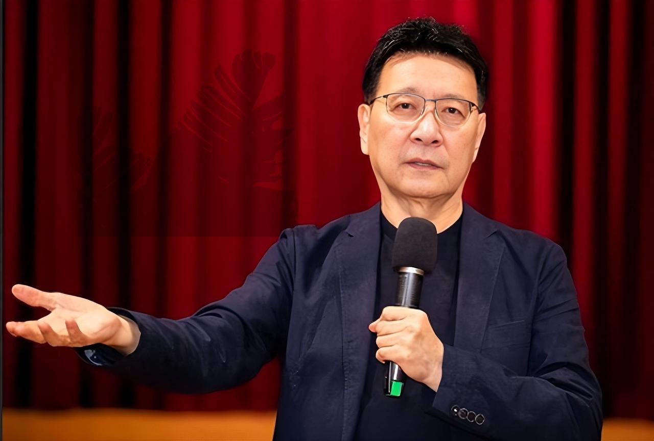 赵少康，1994年竞选台北市长失利后，转身一头扎进媒体圈，创立中广集团，摇身一变
