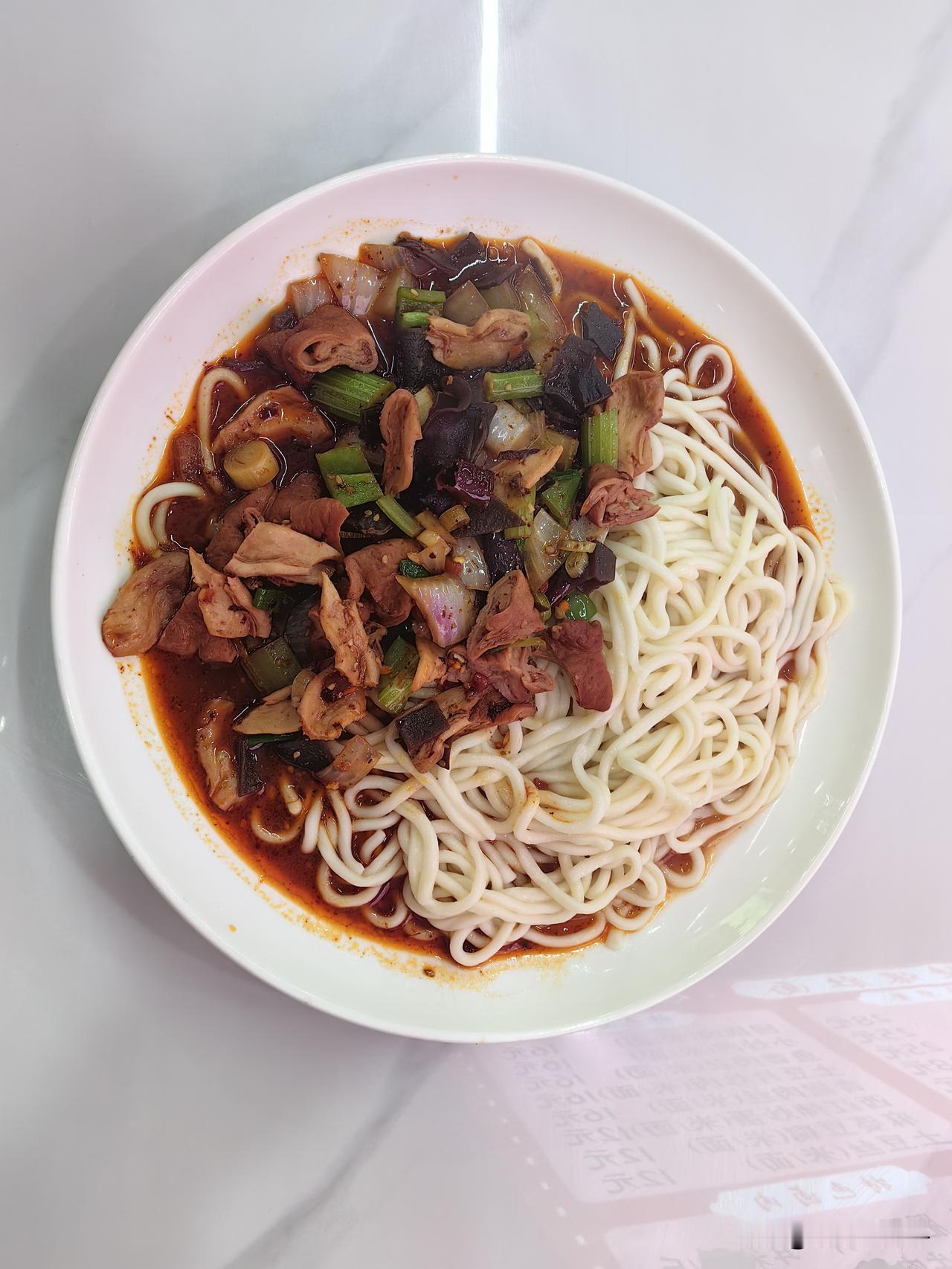 西安6元油泼面[赞][赞][赞]能否引领全陕西校园，面食价格也降一降！！！