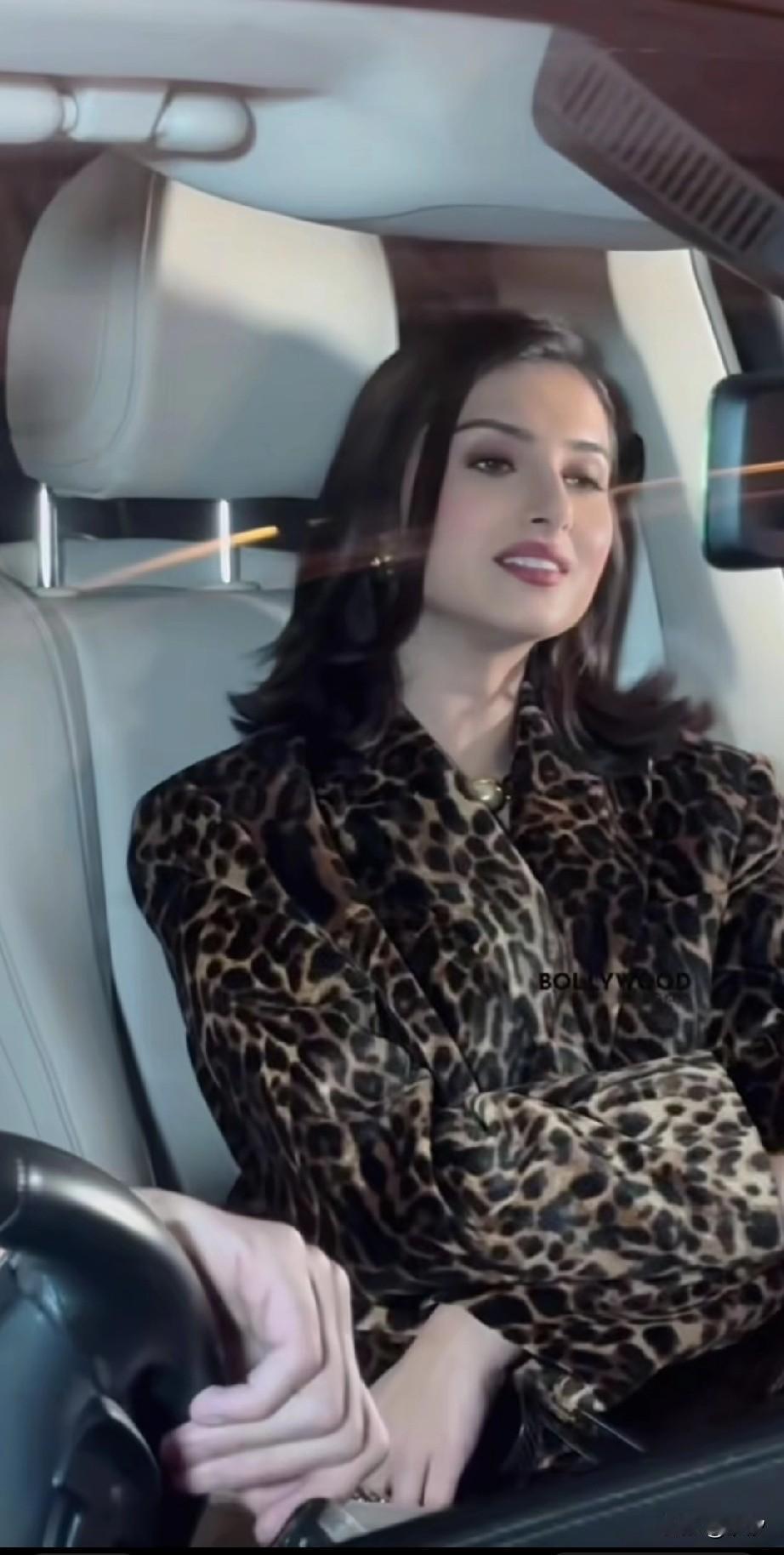 小伙带自己的印度女友去逛街，他买的丰田bz3智享家，科幻的外观让他的女友非常