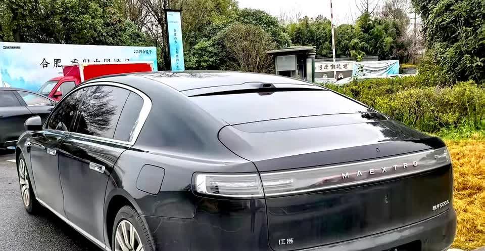 国产百万豪车尊界S800有点点“尊”，基于第二代的途灵龙行平台，由华为和江淮汽车