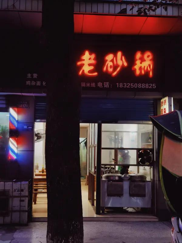老李现在每天下班第一件事，就是往初中门口挤电动车。他以前总觉得，儿子都一米七