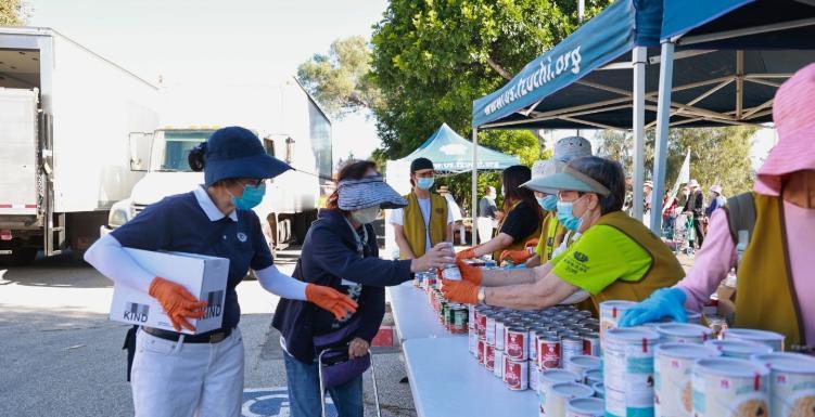 讲师为什么总能在美国要到饭？美国对于穷人的免费食品援助制度。 街头要饭，在中