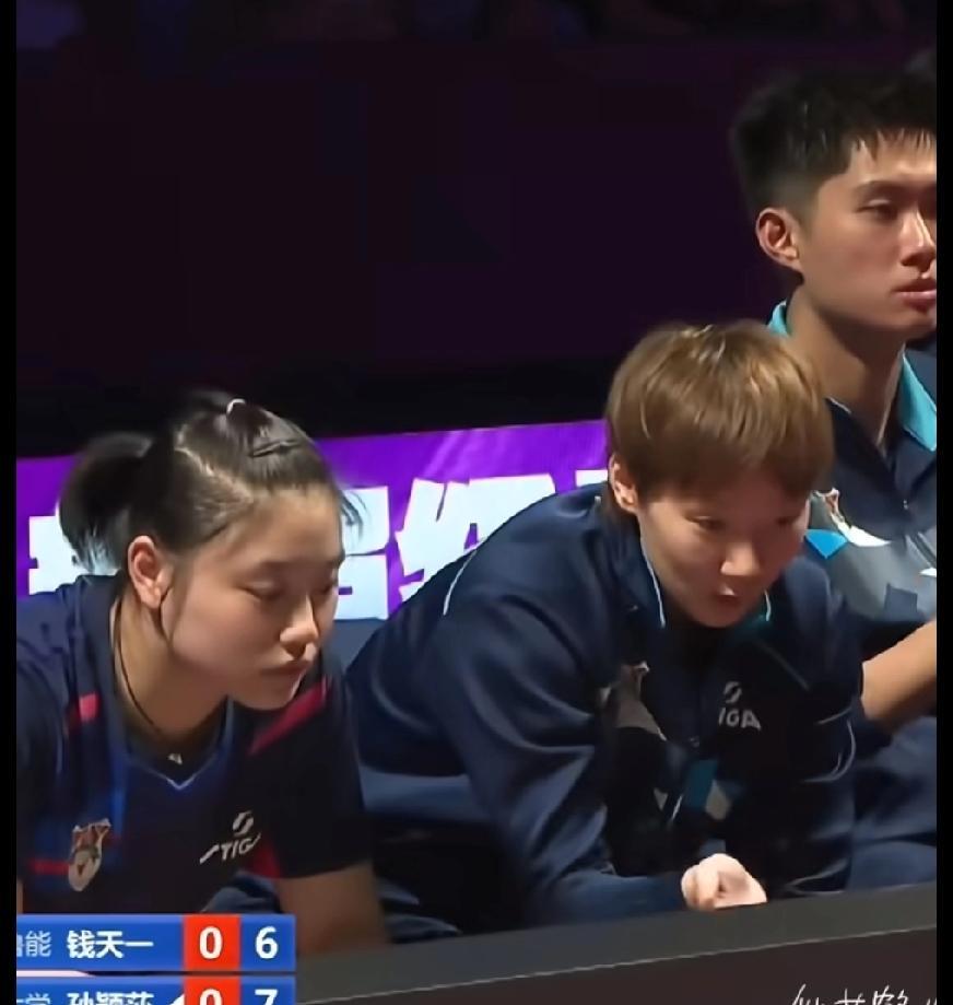 国乒“教练组”上线！乒超赛场太有看点啦～这边孙颖莎刚在赛场上又当运动员又当教练