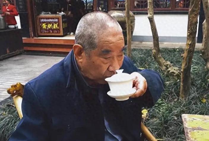 61岁大爷早起喝水，突发心梗抢救无效！医生：4个错误，引以为戒老人早上醒