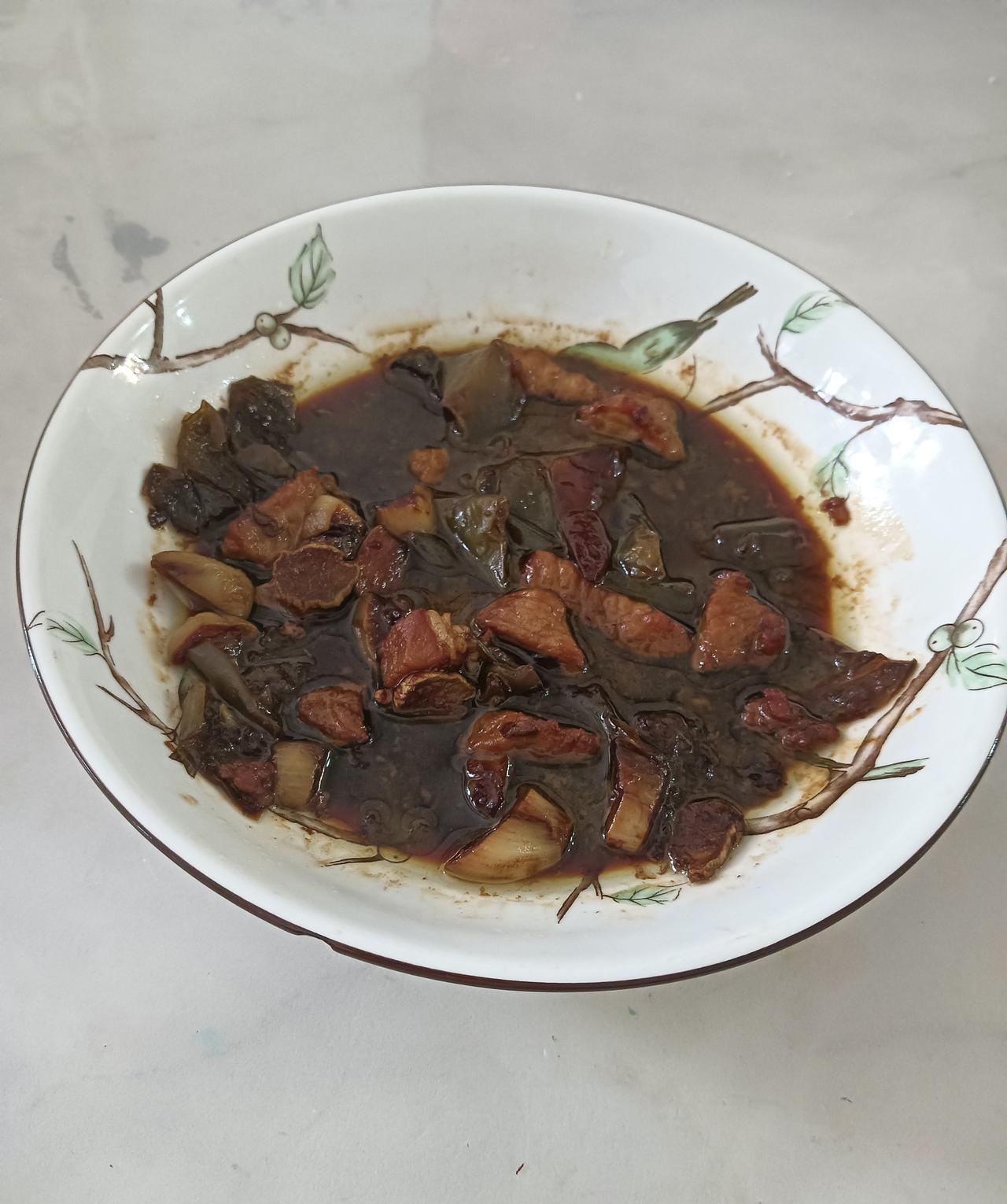 这还是昨天中午剩的菜，昨天晚上儿子睡的早没吃饭我也没做饭，今天早上煮的粥，又煮了