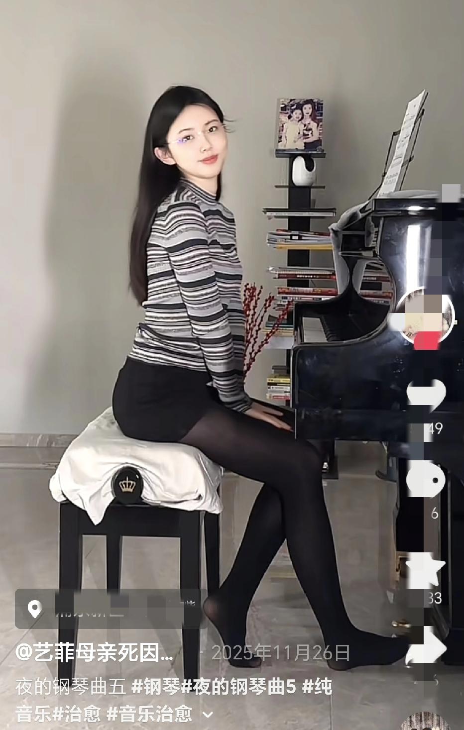 钢琴前弹奏曲目的女孩叫孙艺菲，她把自己的媒体账号昵称改成了“艺菲母亲死因不明”，