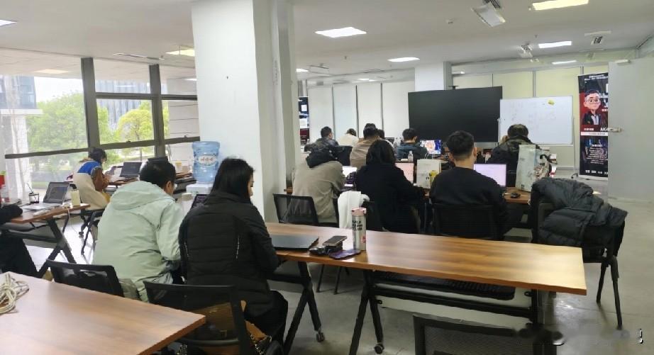 为什么底层的那点利益还总被惦记着呢[捂脸哭]现在我们招工人就挺费劲的了，虽然工资说