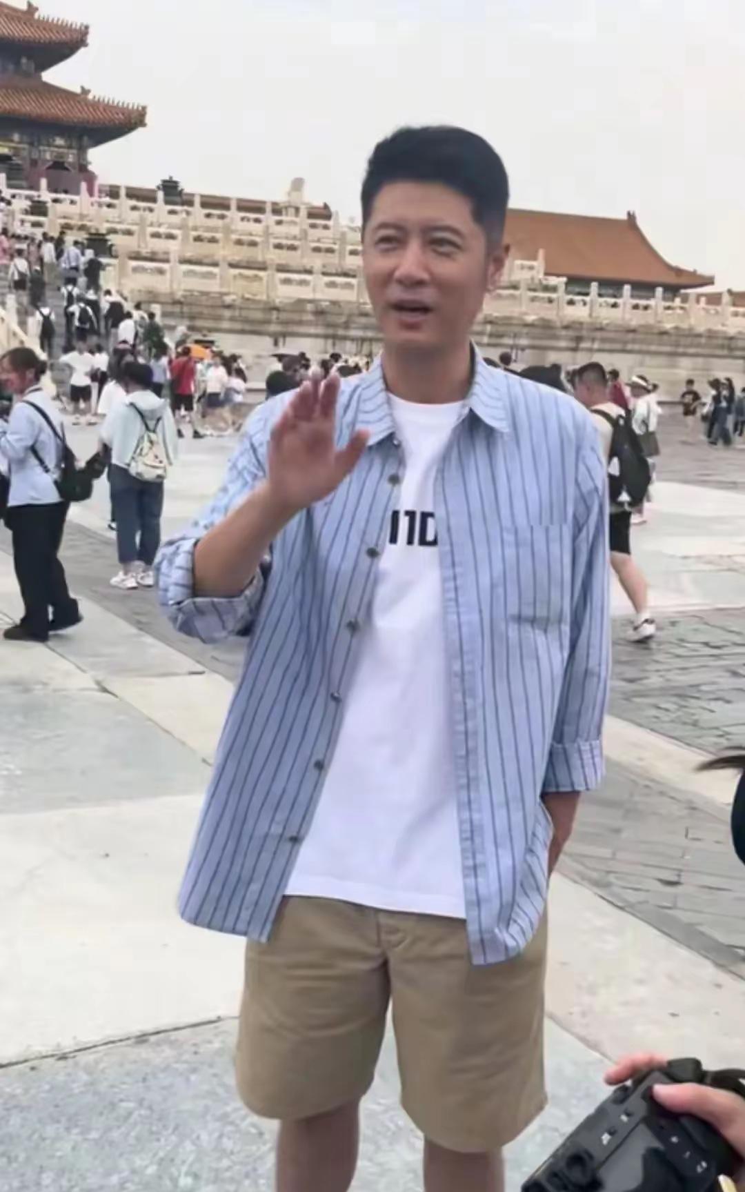 任重和孙骁骁结婚后更帅了，中年不油腻、就是皮肤有点黑……在故宫外面，看到了任重