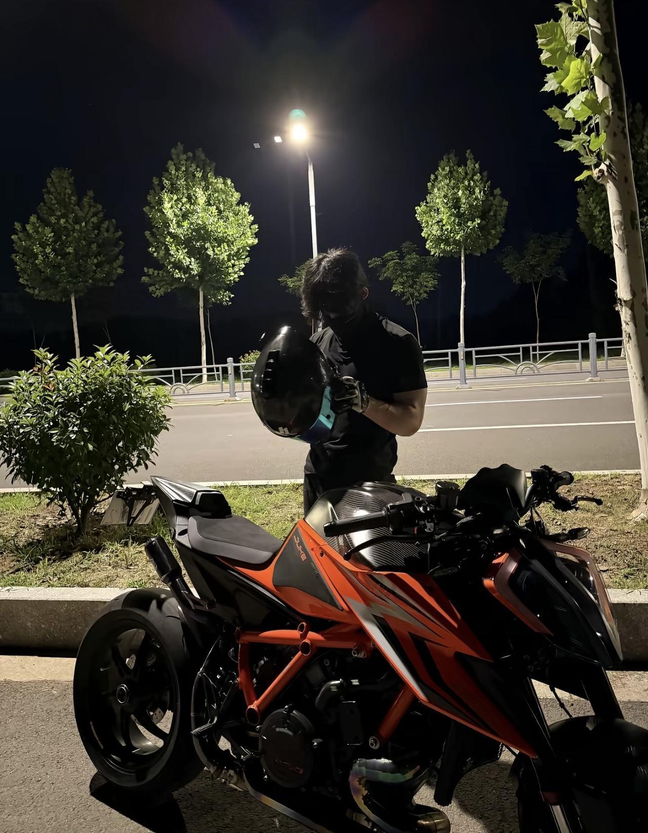 19岁网红光sir离世，姐姐发讣告透露原因：骑摩托车路口没减速出车祸，刚还完债花