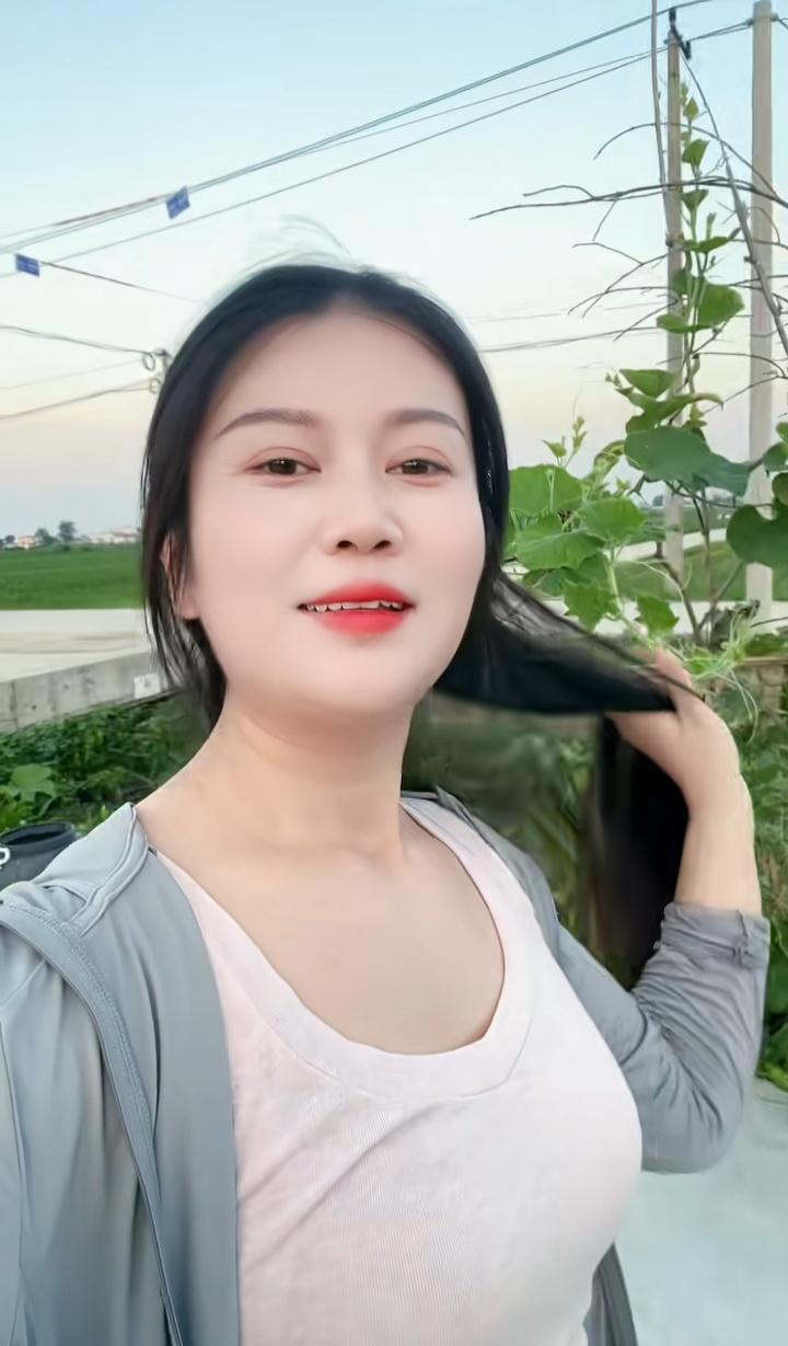 夏日清新自拍，绿植环绕，微笑面对每一天！年轻漂亮穿搭分享气质女生拍照自拍风景