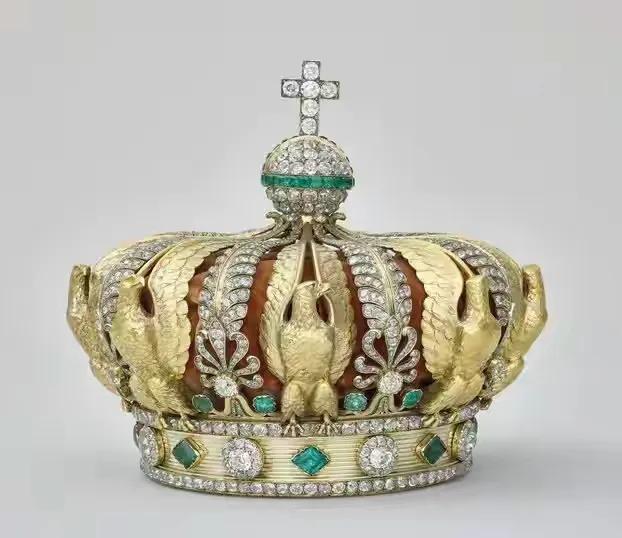 法国的卢浮宫被抢了，就是有蒙娜丽莎的那个卢浮宫。抢劫团伙至少有4个人，两个人冒