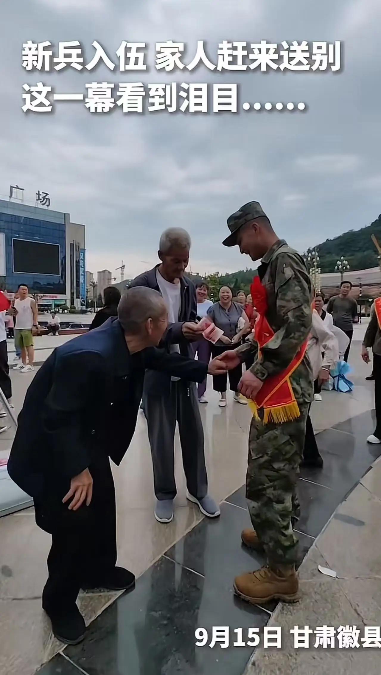 火到人民日报！甘肃新兵入伍送别现场看哭全网：我们哭的，其实是自己的青春啊！1.