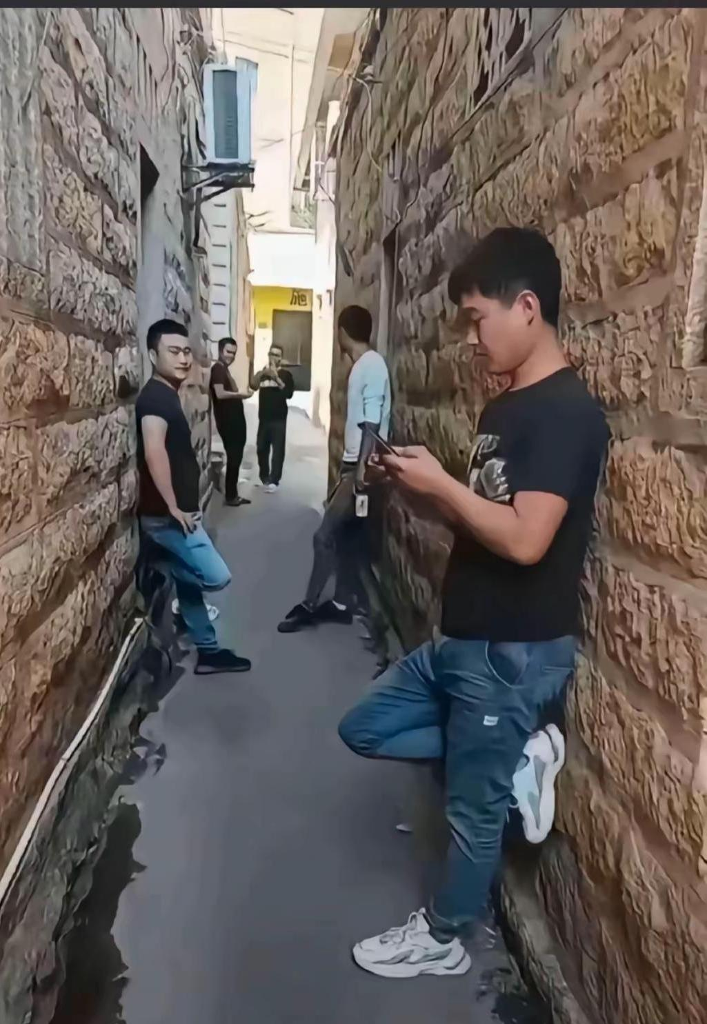 农村光棍问题已成为当代农村社会的隐形危机。表面上看，是男女比例失衡...