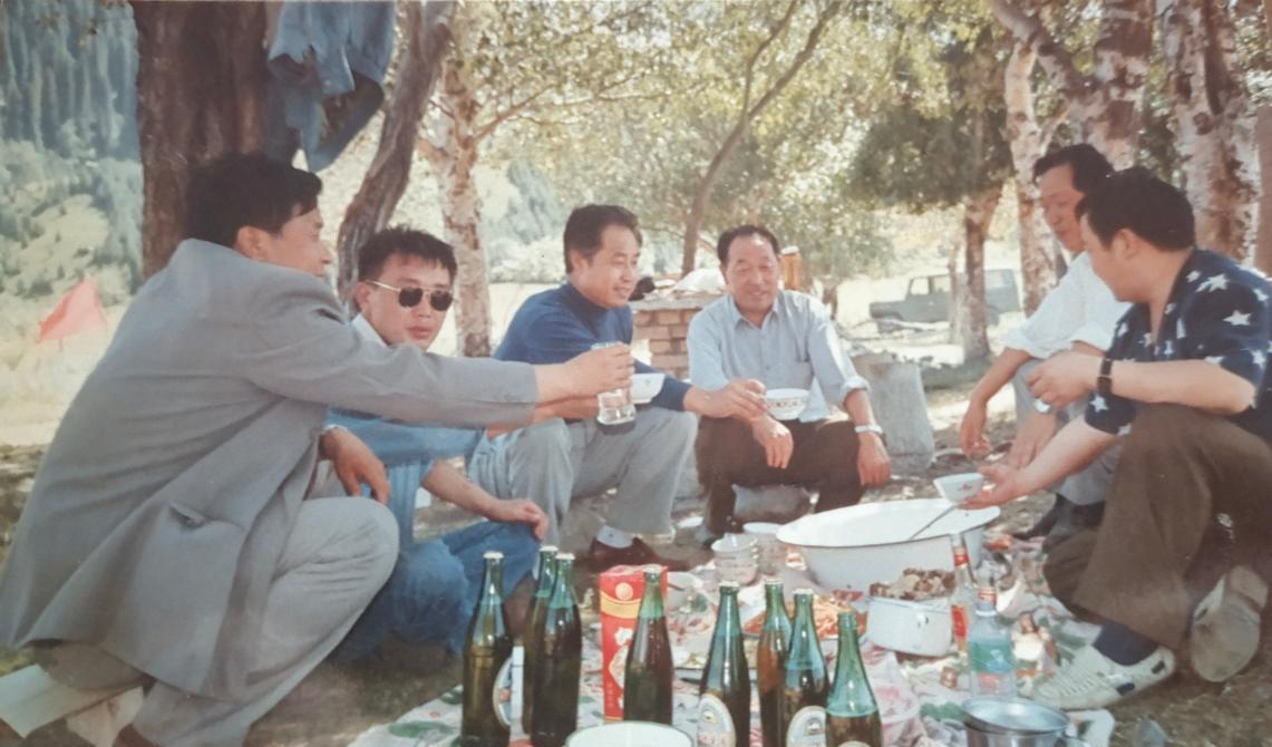 记得上世纪九十年代，乌鲁木齐的男人喝酒都很厉害，喝白酒都是拿小碗喝，当然也有用茶