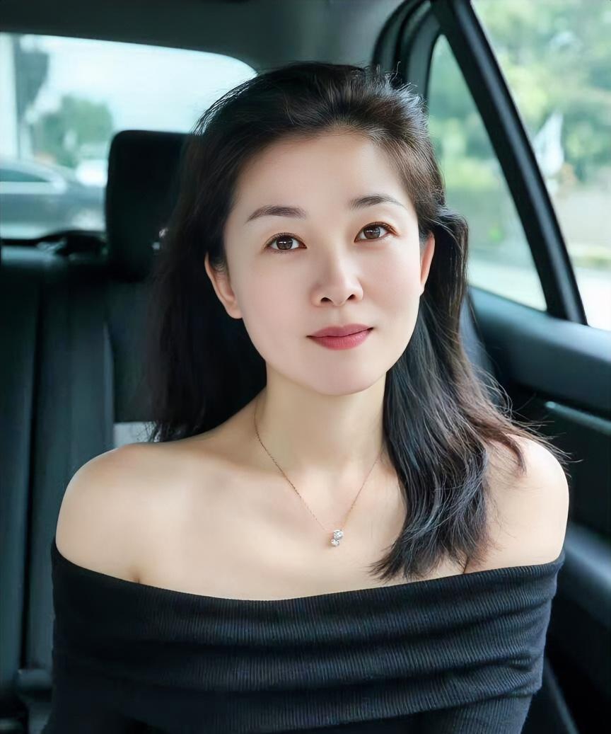 哇！这位女生气质真的是太棒了，完全看不出年龄，简直是冻龄女神啊！长发披肩，眼神灵