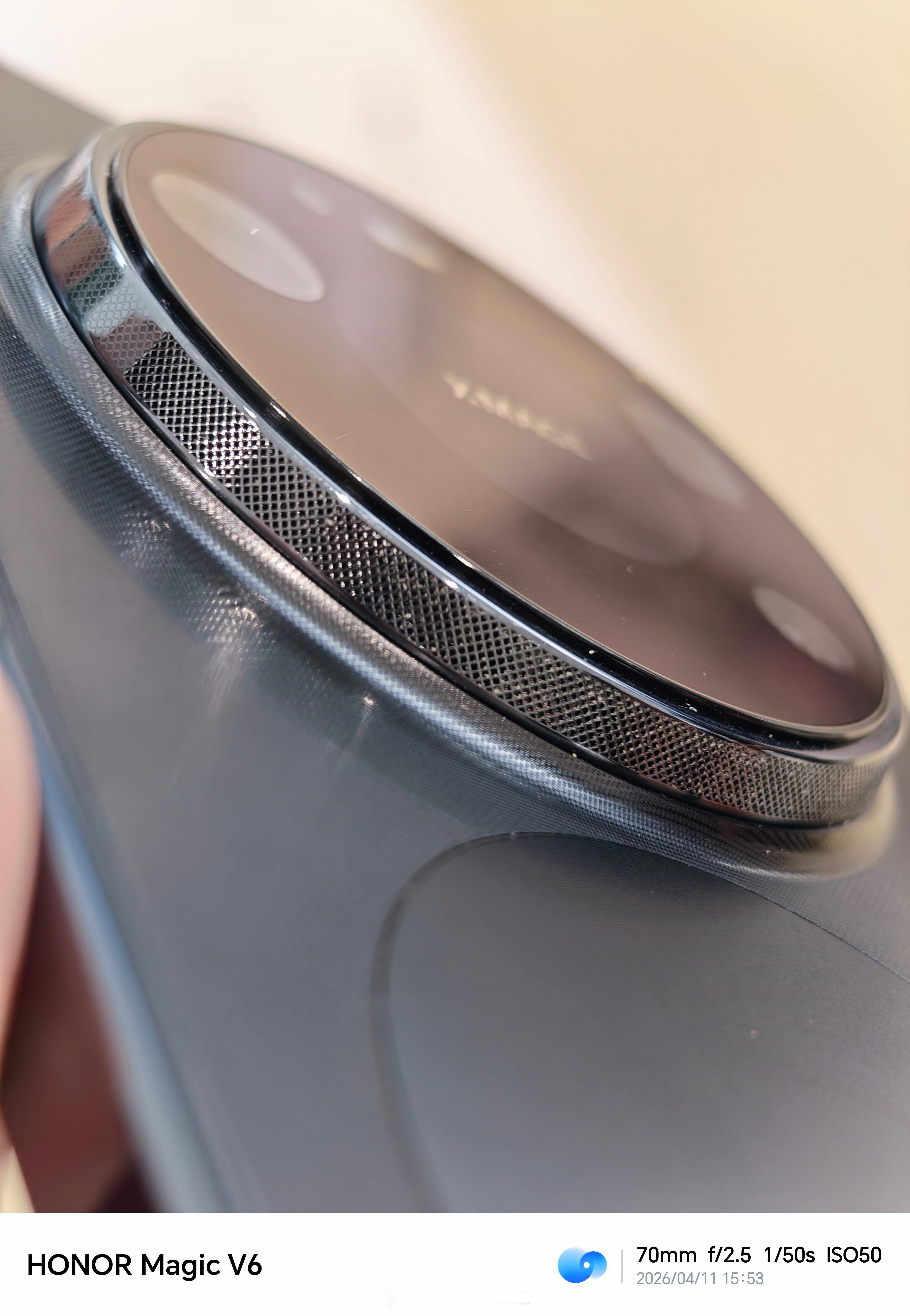 横向握持打游戏的话，不管正着还是反着，四个手指头刚好会挡住摄像头Deco旁边的风