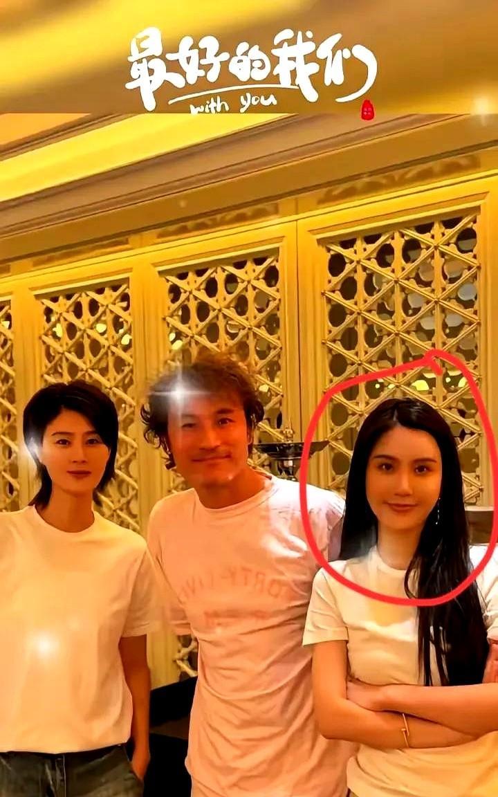 杨钰莹的前男友赖文峰，现在是真活跃。因为直播带货经常会说起和杨钰莹的前世今生。