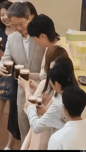 细节暴露教养！王楚钦深圳奈斯行再上热搜，除了现场球迷的热情，王楚钦一个碰杯
