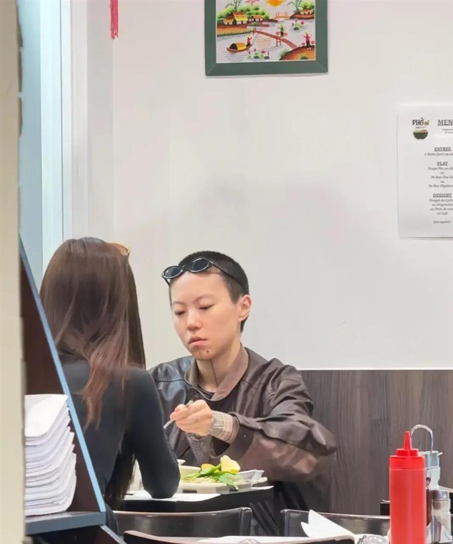 巴黎偶遇窦靖童与宋妍霏，短发造型吸睛，感情稳定已相伴多年