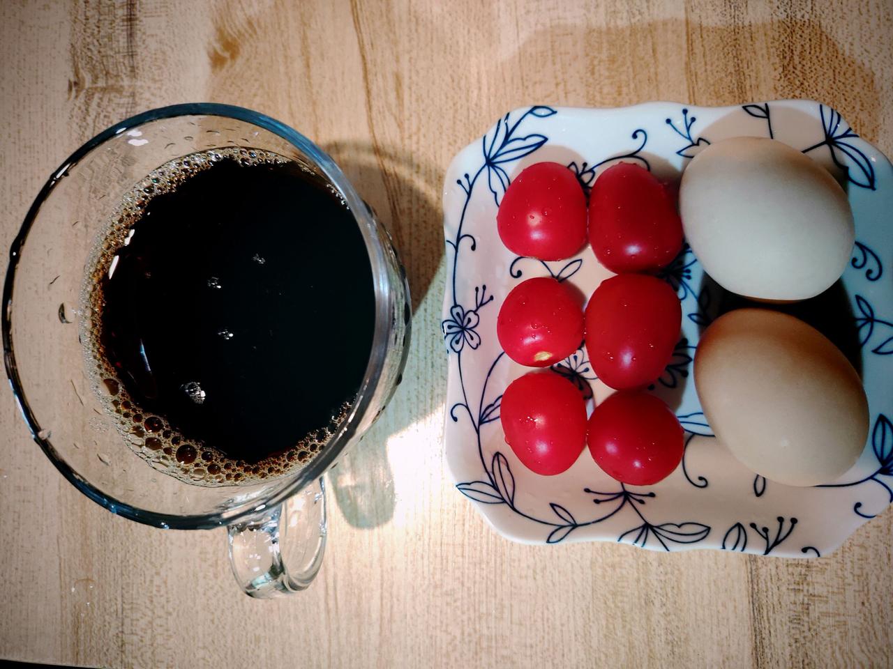 这个早餐，符合减肥需求吗？这是我的早餐，两个鸡蛋、六颗圣女果、半杯纯咖啡。这样应