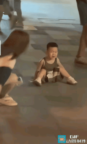 “这招你也会？”上海，小男孩想买玩具，坐在地上哭闹，妈妈正打算妥协，他直接一屁股